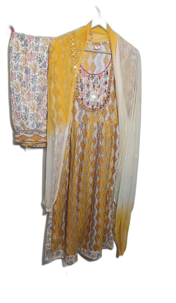 Nayra Cut Kurti with Pant and Dupatta – 3 Pc suit set